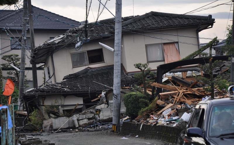 熊本地震で、１階部分が崩壊した「旧耐震基準」とみられる住宅＝熊本県益城町（千葉大学大学院林准教授提供）