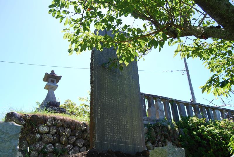 布良崎神社にある満井武平頌徳碑は地震で２．４メートルの隆起があったことを伝える＝館山市布良