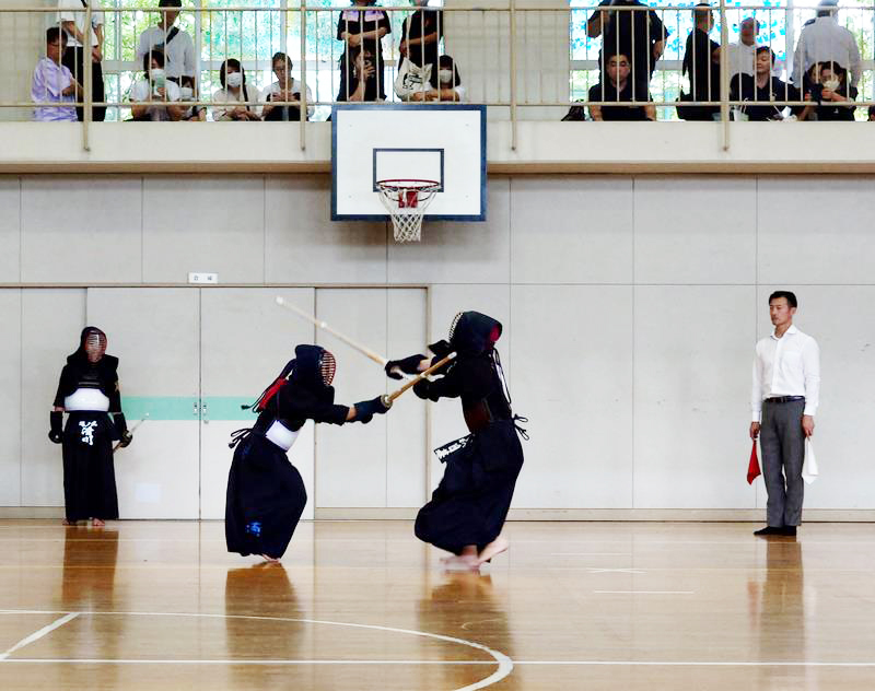 姉埼神社奉納剣道大会で熱戦を展開する小学生剣士＝市原市の姉崎小学校体育館