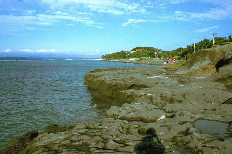 海面から出ているのが関東大震災で隆起した「大正ベンチ」と呼ばれる段丘。右手には元禄地震で隆起した段丘も見える（館山市見物、県立中央博物館提供）