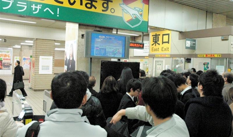 東日本大震災発生後、JR千葉駅前に集まった帰宅困難者ら=2011年3月11日