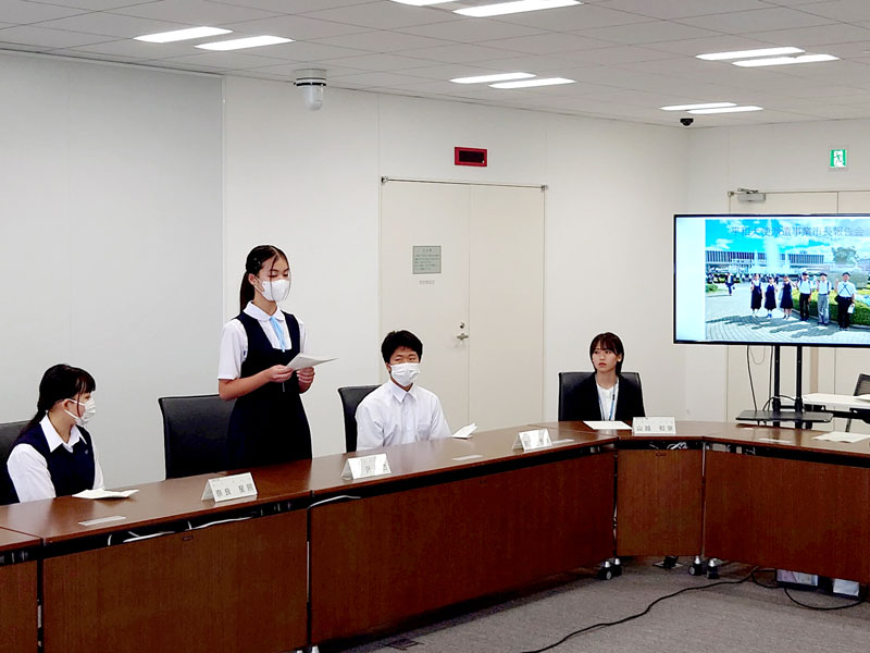 広島に派遣され、感想を報告した「平和大使」の中学生(左から3人)=市原市役所