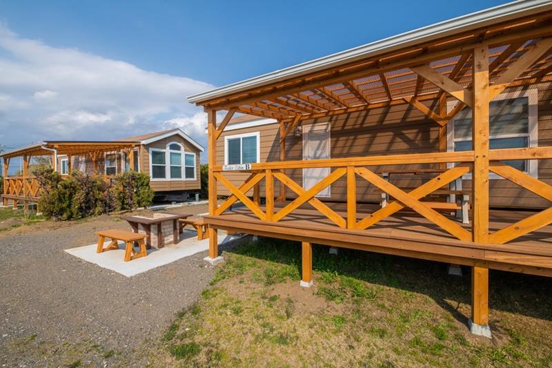 お試し居住で利用するトレーラーキャビンの外観（旭市企画政策課提供）