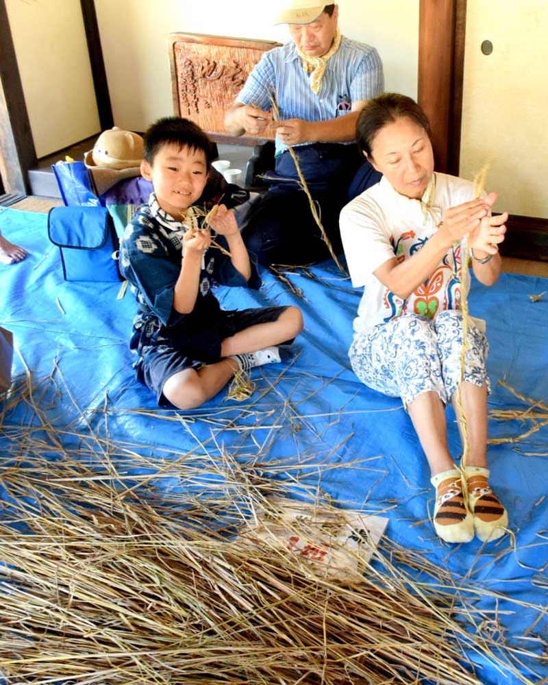 収穫した稲を束ねる縄作りにも挑戦