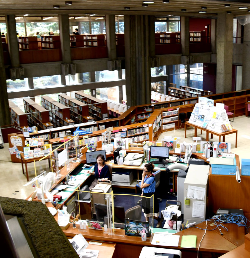 日本大学図書館生産工学部分館の内部。奥の上階は小さい柱で吊り下げられている構造。受け付けカウンターのある手前部分の床は下部にある柱で支えられている