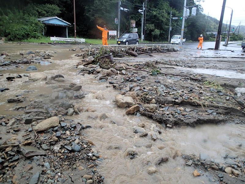 土砂や石が流れ込んだ大多喜町の国道２９７号八声交差点＝８日午後０時１５分ごろ