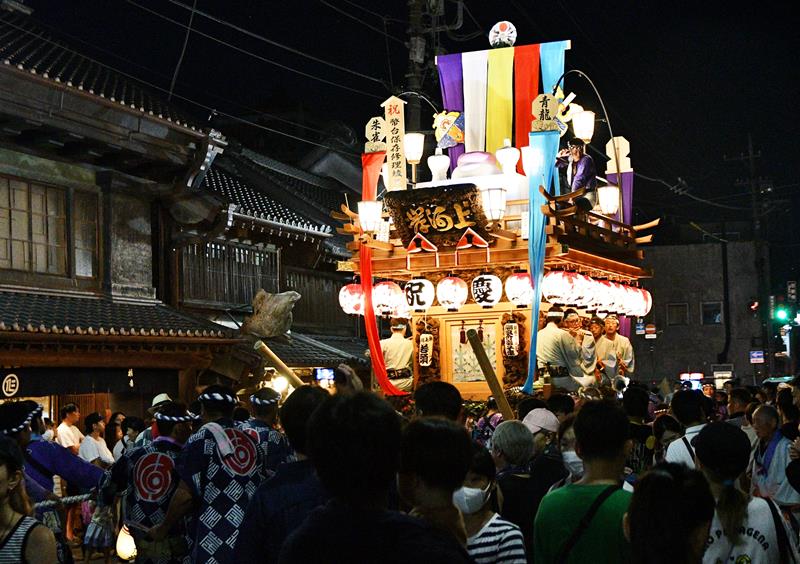 夜には山車のぼんぼりがともされ、観客を魅了した＝１０日、香取市