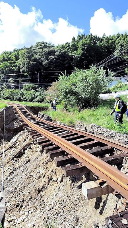 いすみ鉄道西畑―上総中野間で線路下の土砂が流出した箇所を確認する鉄道災害調査隊（ＪＲＴＴ鉄道・運輸機構提供）