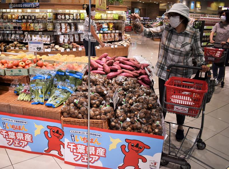 イオンタウンおゆみ野で県産品を品定めする来店客=15日、千葉市緑区