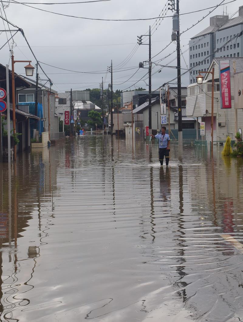大雨で冠水した茂原八幡神社近くの道路=8日午後4時45分ごろ、茂原市茂原