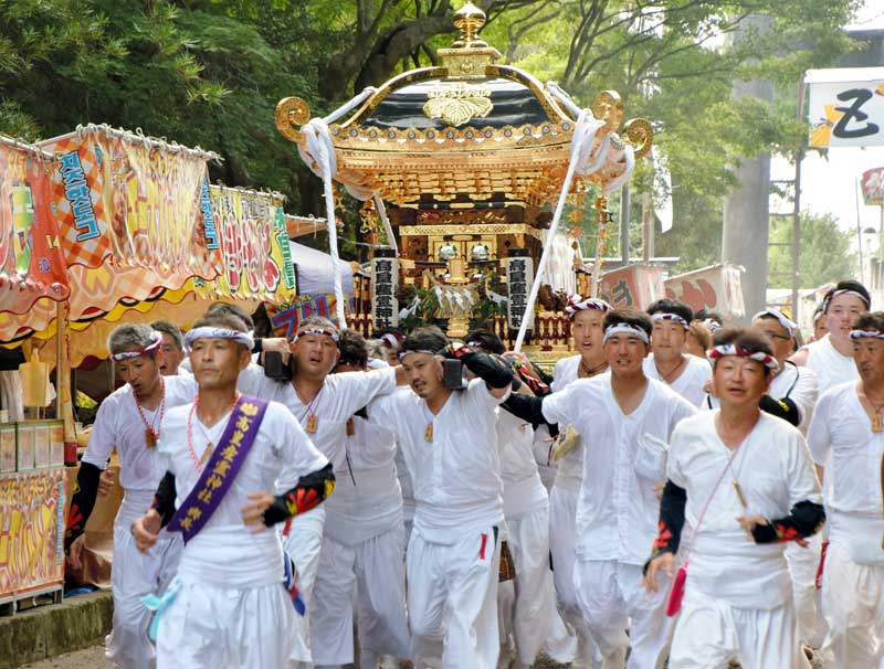 威勢良く宮入りする高皇産霊（たかみむすび）神社の神輿＝１６日、館山市