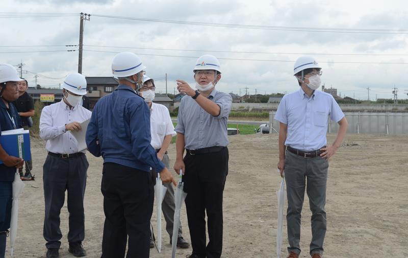 大量の土砂が運び込まれた現場を視察する第三者委の委員ら=22日、山武市小松