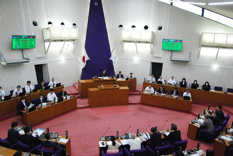 対案が賛成多数で可決された＝２６日、佐倉市議会議場