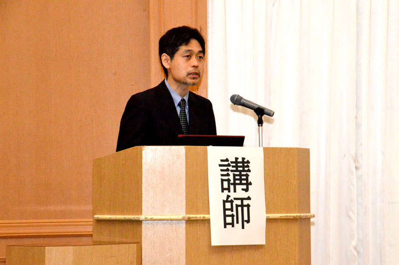 登壇した千葉大付属病院の荒木医師＝２４日、千葉市中央区