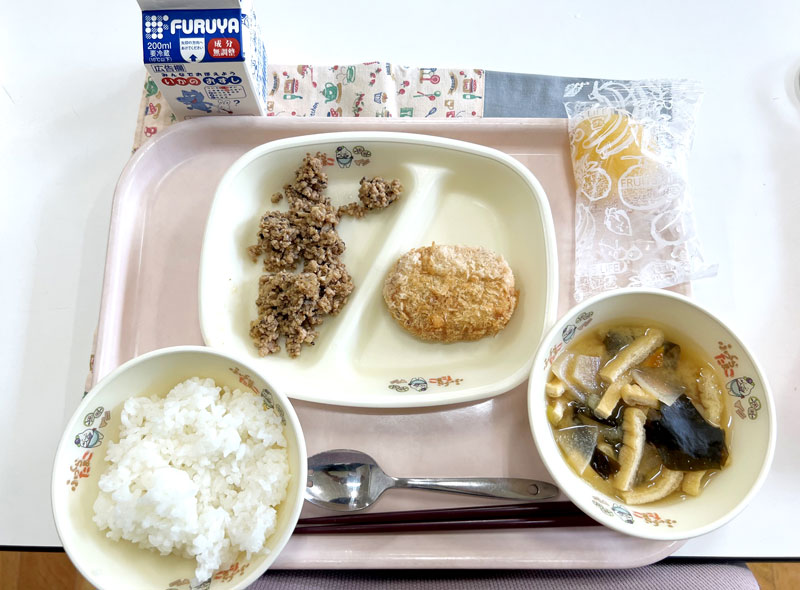 初代最優秀レシピで、地元の豚肉や新生姜を使った豚そぼろ「トンでしょうが」(中央の皿左)が給食に登場した