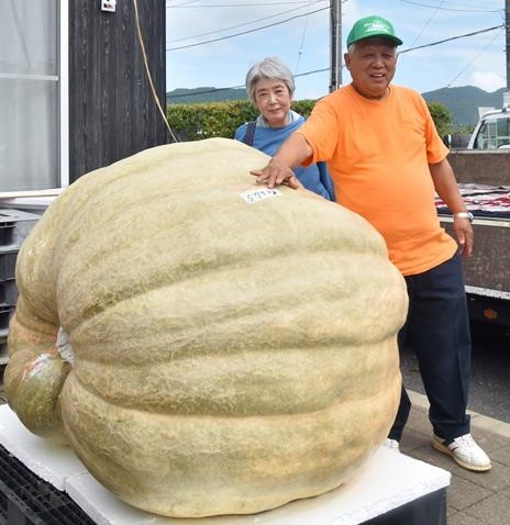 大会新記録の５７９キロで優勝し、笑顔を見せる西山さん（右）＝１０日、鴨川市