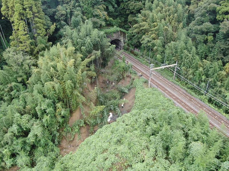 ＪＲ外房線土気―大網間では線路脇の斜面が崩れた（ＪＲ東日本千葉支社提供）