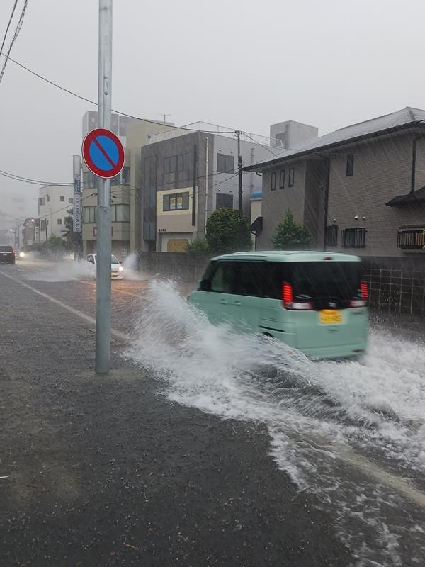 大雨で冠水した道路＝8日午前８時ごろ、茂原市