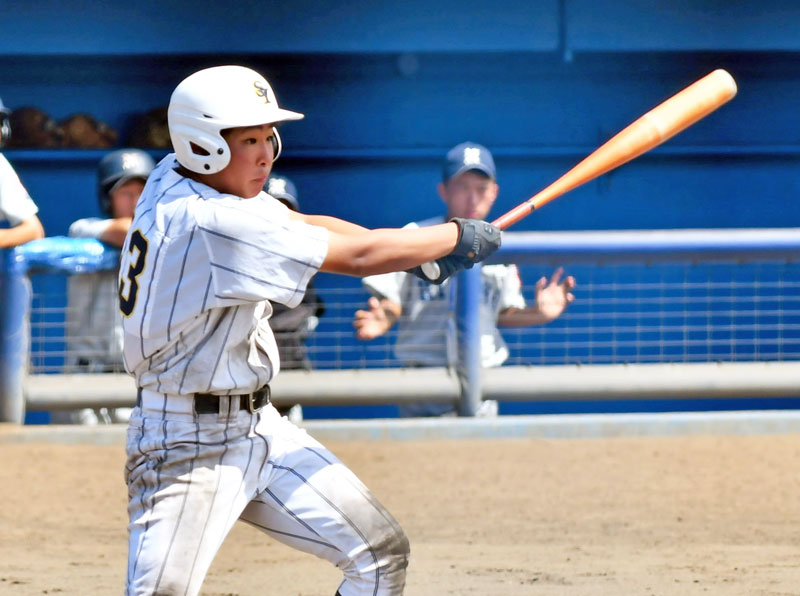 秀明大秀明八千代―成田北　４回表秀明大秀明八千代２死一、三塁、勝ち越し適時打を放つ菅原＝県総合ＳＣ