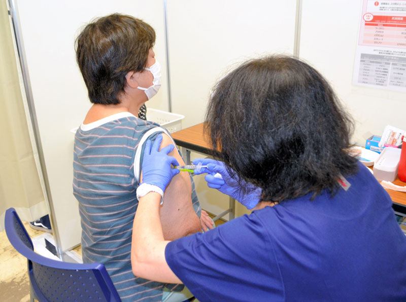 新型コロナウイルスワクチンの秋接種を受ける市民=20日、千葉市中央区の千葉中央コミュニティセンター