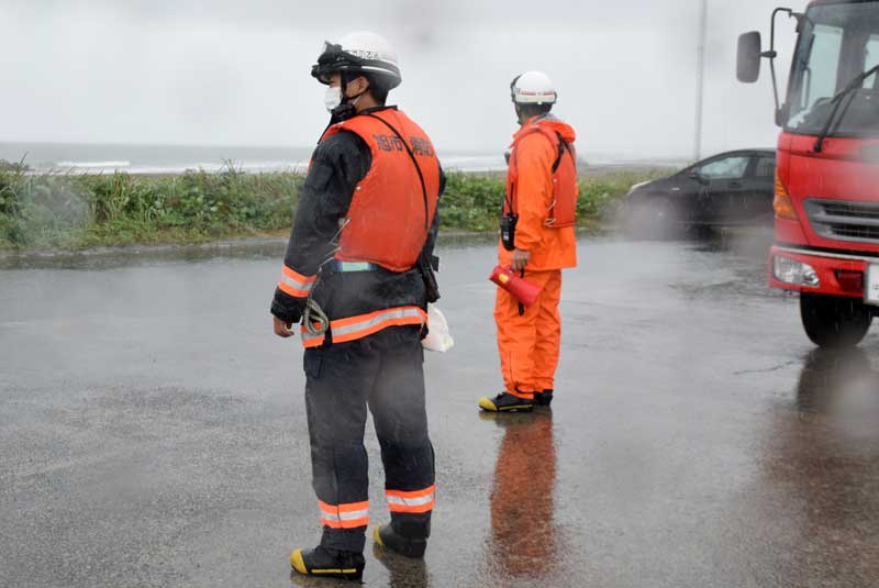 雨の中で海岸付近の警戒活動に当たる消防隊員＝９日午前９時４５分ごろ、旭市