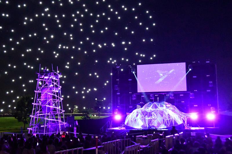 初披露された「en Live Art Performance」。500台のドローンが打ち上げ花火の火の粉のように舞い降りた=30日、市原市