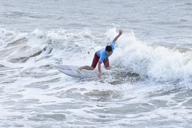 波に乗って技を競う参加者=いすみ市