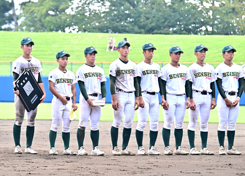 準優勝し表彰式に臨む専大松戸ナイン=県総合SC