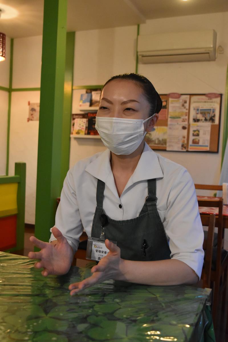 取材に応じる高野さん＝流山市