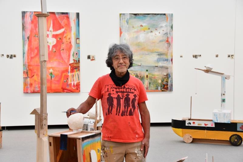 新作のインスタレーション作品の展示会場で写真に収まる荒井さん=3日、千葉市美術館