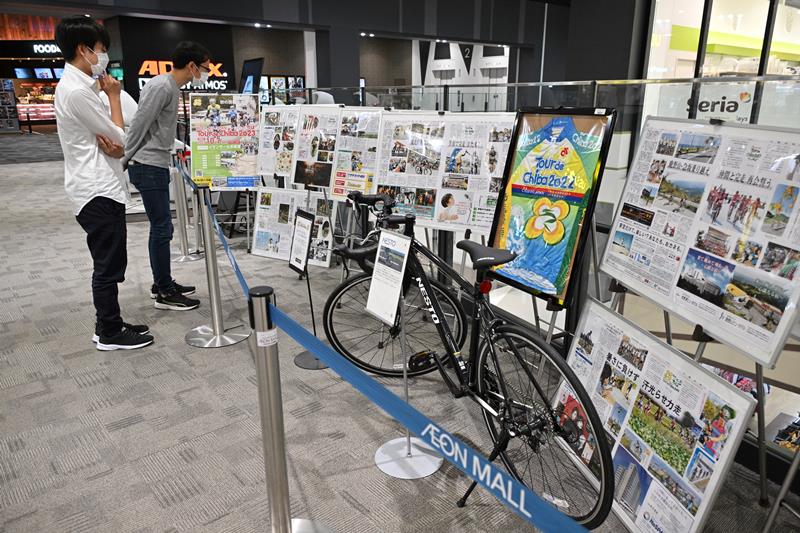 イオンモール木更津内で展示されているツール・ド・ちばの紙面パネルなど＝木更津市