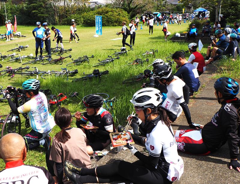 昼食会場でお弁当を食べながらリフレッシュをするサイクリスト＝７日、君津市