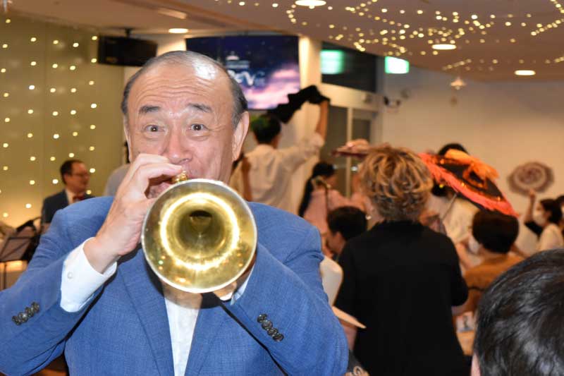 トランペットを吹く喜雄さん