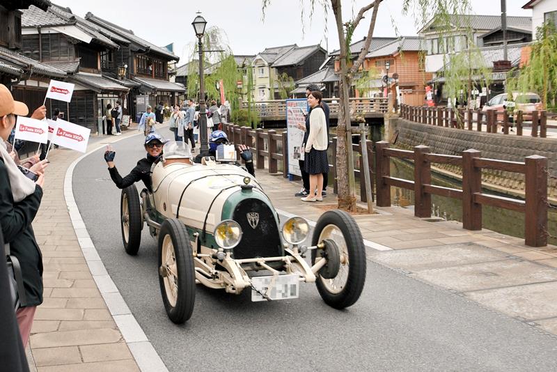 歌手の近藤真彦さん(搭乗者左)も参加した=香取市