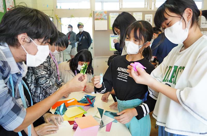 メキシコの大学生と折り紙を楽しむ児童＝大多喜町立西小