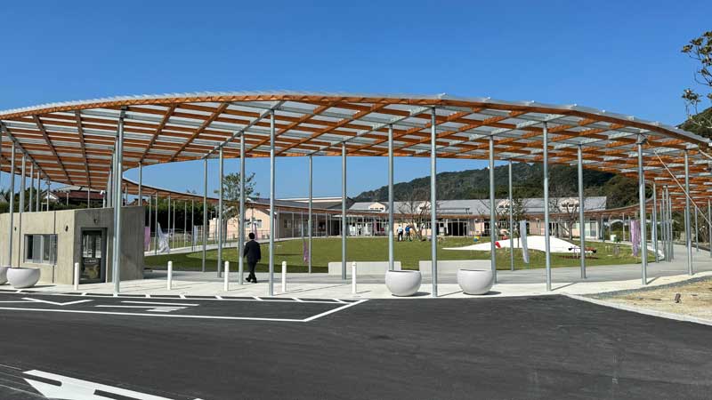 特徴的な円環状の屋根付き歩道「わっか」を中心に、遊具やバス待合所などを設けた「道の駅保田小附属ようちえん」＝鋸南町