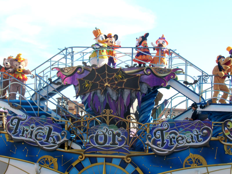 ハロウィーンの雰囲気いっぱいの船に乗り、観客にあいさつするミッキーと仲間たち=浦安市の東京ディズニーシー