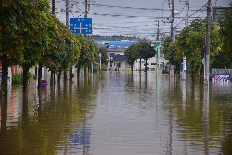 ９月８日の大雨で広範囲が浸水した市街地＝同日午後５時１０分ごろ、茂原市八千代