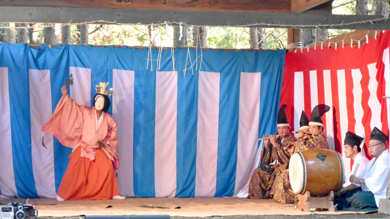 ４年ぶりに従来の形式で公開された「鳥見神社の神楽」＝１７日午後、印西市の中根鳥見神社