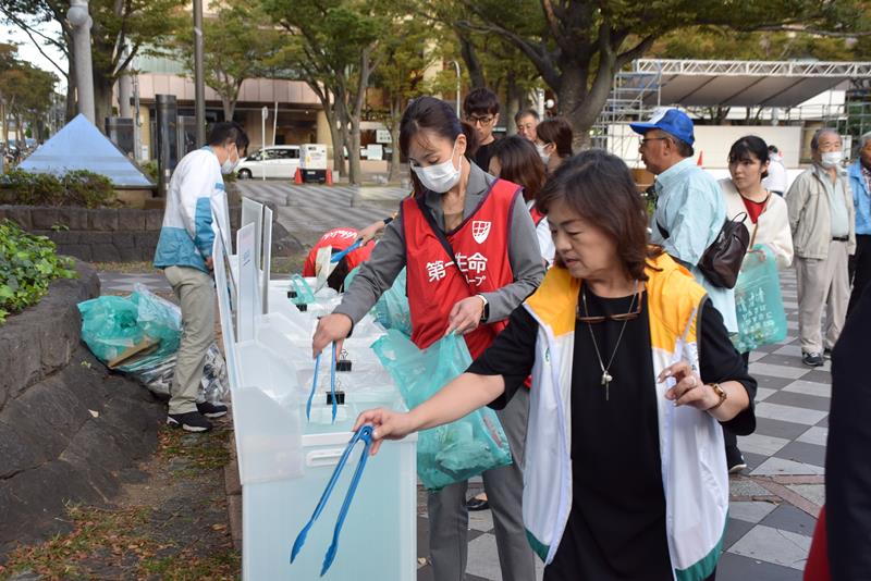 拾い集めたペットボトルなどを分別する参加者＝千葉市中央区