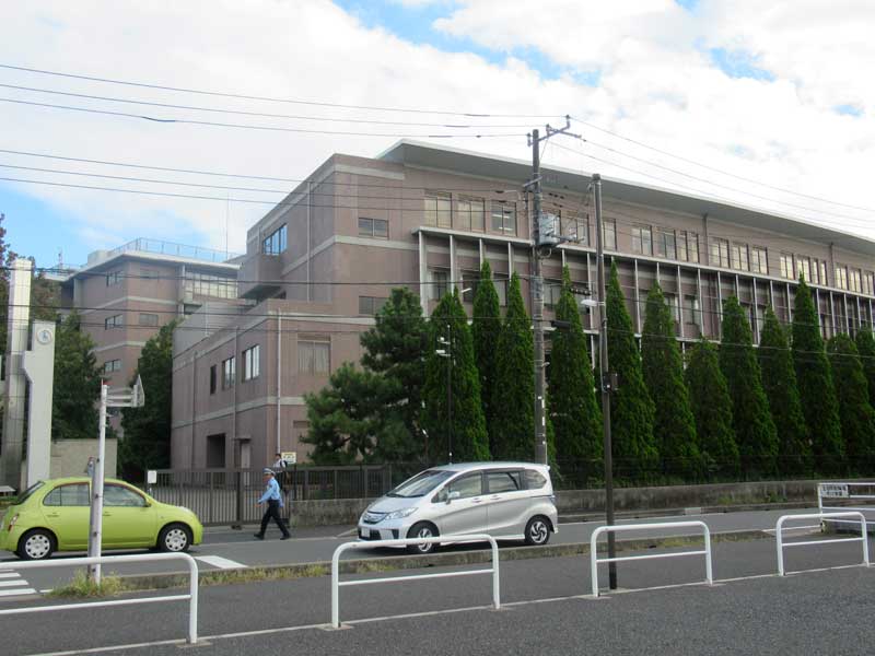 JR本八幡駅からバスで約10分の立地。広大な敷地が印象的だ