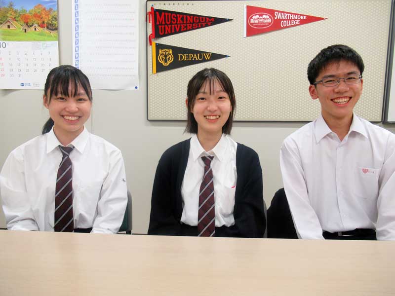 学校の魅力を話す(左から)清水さん、永井さん、久能さん=市川市