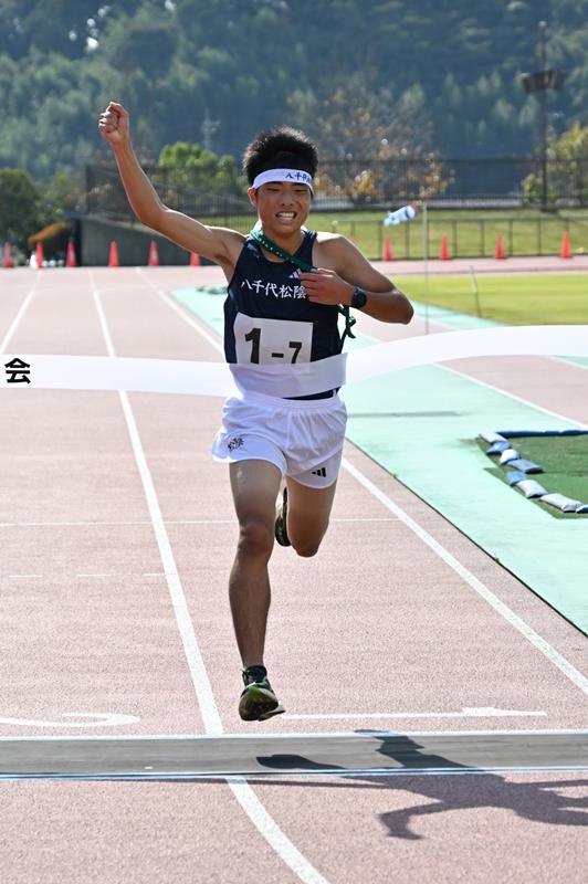 男子優勝の八千代松陰。ゴールするアンカーの平山櫂吏＝２８日、東総運動場