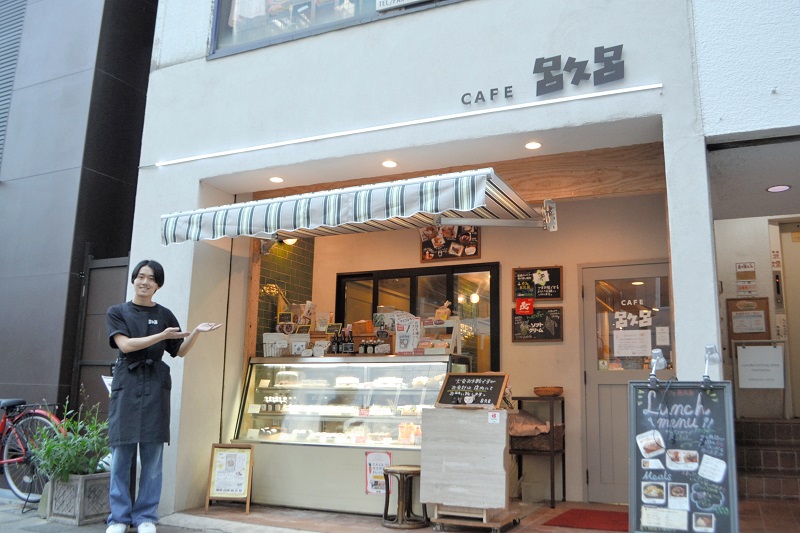 千葉銀座商店街の老舗カフェ「呂久呂」。店頭でも手作りケーキやフルーツサンドを売っている＝千葉市中央区
