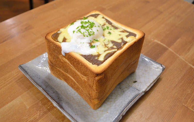 食パン１斤を使った一番人気の「チーズカレー玉子ジャンボトースト」