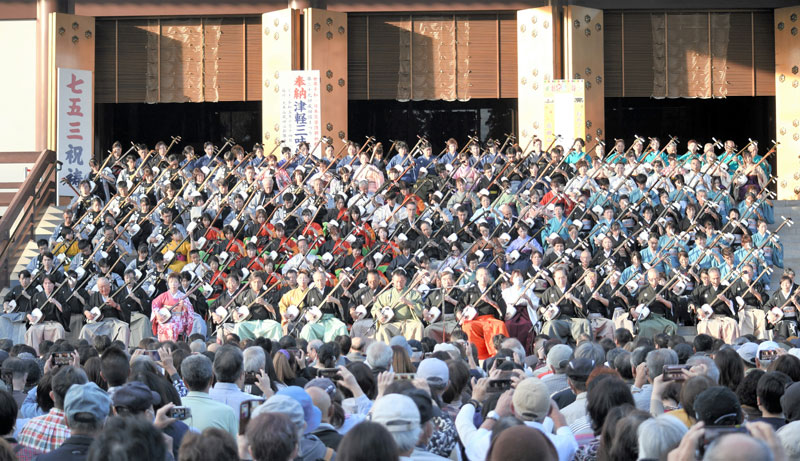 成田山新勝寺の大本堂階段で２２０人の津軽三味線奏者が圧巻の演奏を披露した大演奏＝成田市