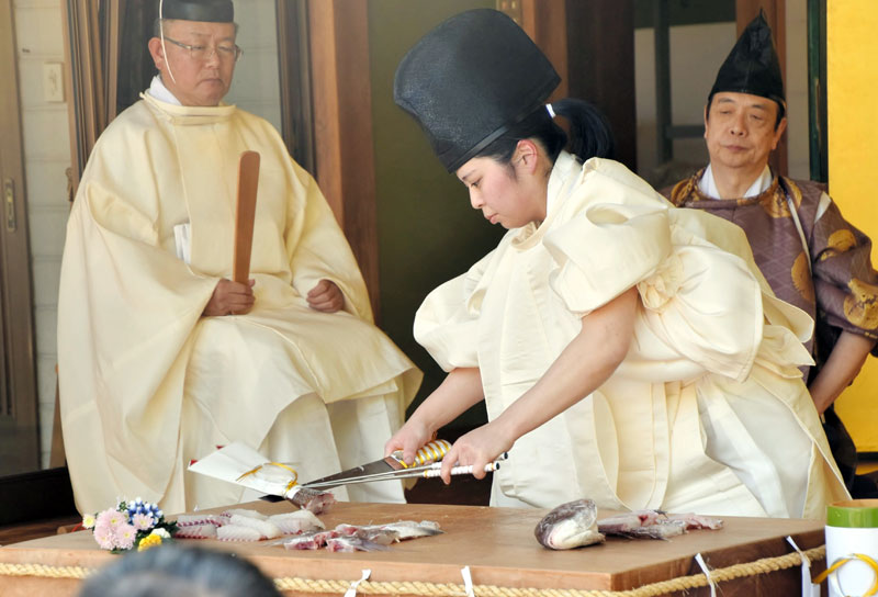 華麗な包丁さばきを披露する坂本さん＝１７日、南房総市