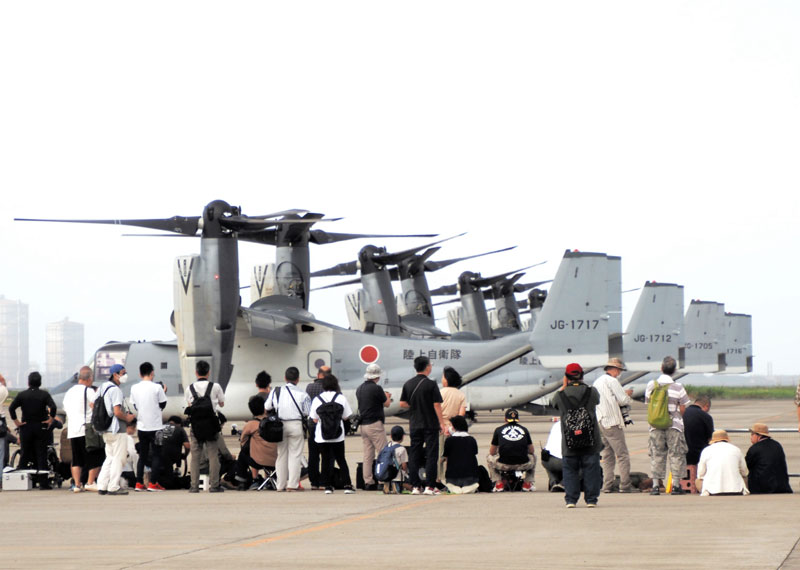 並んで駐機するオスプレイと来場者=1日、木更津市