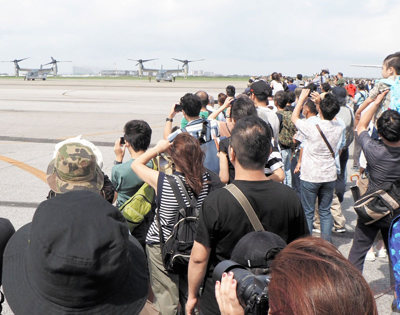 着陸したオスプレイを撮影しようと来場者の人垣ができた=1日、木更津市