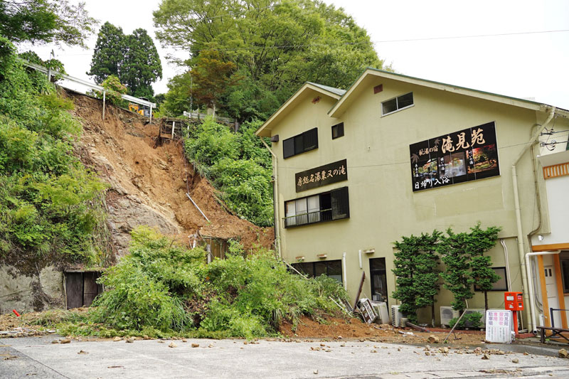 【崩落】建物裏手の土砂が崩れた滝見苑=9月9日、大多喜町粟又